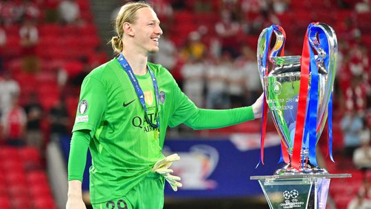 Kreativna manzelka Polovicka brankara PSG Safonova obchadza zakaz ruskej vlajky vo finale Ligy majstrov