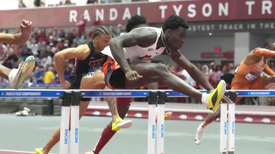 Mladik sokoval atleticky svet 20 rocny student vytvoril svetovy rekord na 110 m s prekazkami