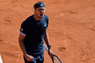 Objatie s otcom slzy v ociach Zverev ziskal svoj prvy grandslam V dramatickom finale zdolal Taliana Cobolliho