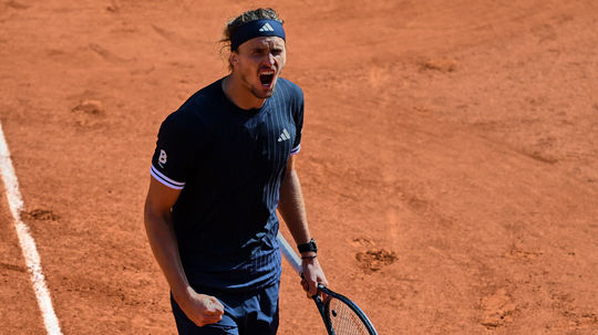 Objatie s otcom slzy v ociach Zverev ziskal svoj prvy grandslam V dramatickom finale zdolal Taliana Cobolliho