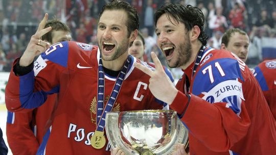 Rusi sa uz pripravuju na buducorocne MS Ak nas prijmu spat pozastavime KHL tvrdi sef ligy