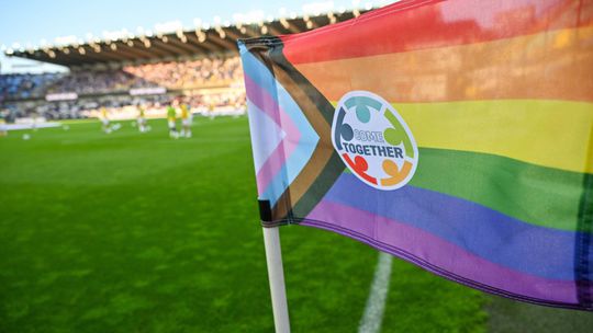 Smrdi to skandalom FIFA je neoblomna povolila duhove vlajky v suboji moslimskych krajin