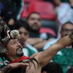 bizarne kostymy tanec a hudba mexicania predcili cechov a domaci sa zabavali az do noci