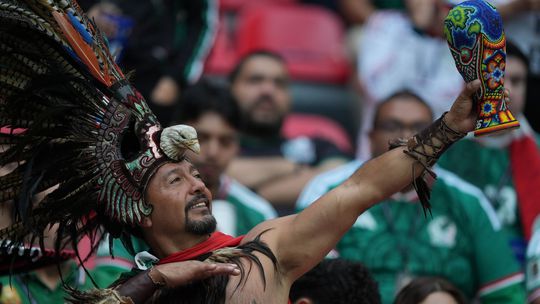bizarne kostymy tanec a hudba mexicania predcili cechov a domaci sa zabavali az do noci