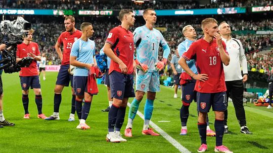 najodpornejsi tim najhnusnejsi futbal konecne si prestante klamat na cechov sa z domova vali tvrda kritika