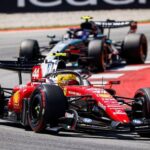 najstarsi vitaz od roku 1970 hamilton po drame ziskal prve vitazstvo na cervene ferrari
