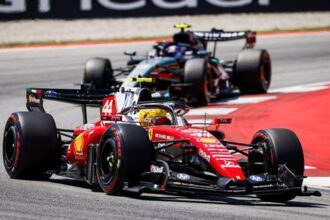 najstarsi vitaz od roku 1970 hamilton po drame ziskal prve vitazstvo na cervene ferrari