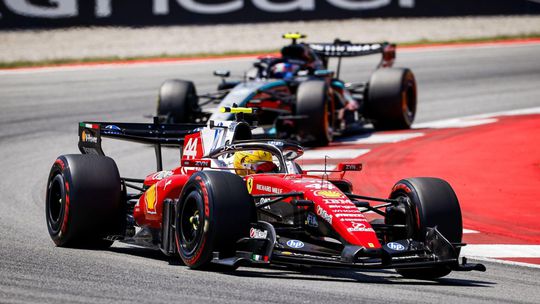najstarsi vitaz od roku 1970 hamilton po drame ziskal prve vitazstvo na cervene ferrari