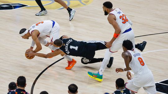 prvy finalovy zapas nba prinisol drama hostia zacali lepsie