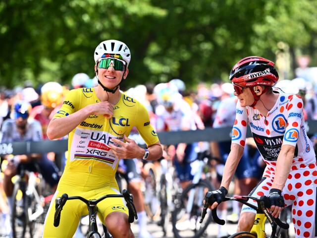 Divoka a necakana noc na Tour de France Dopingovi komisari prepadli najvacsie hviezdy Povedali aby si to nechali pre seba