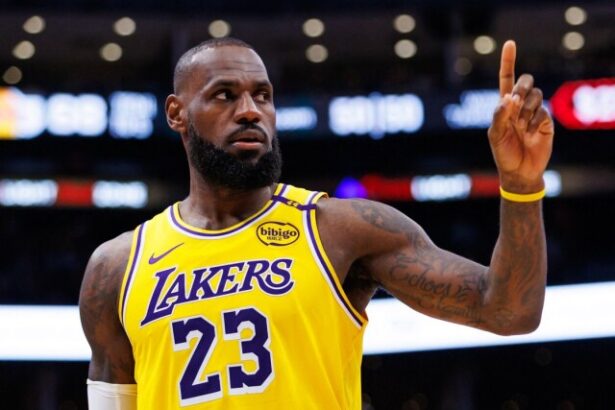 Koniec po osmich rokoch Hviezdny LeBron James opusta Lakers kariru nekonci