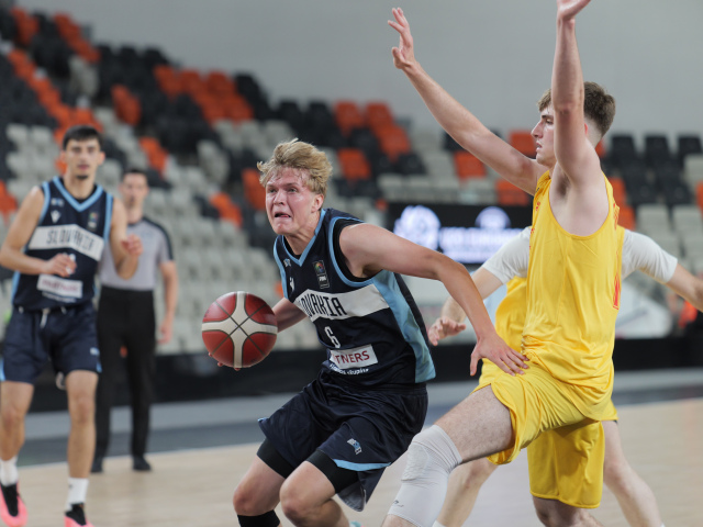 Mladi basketbalisti sklamali fanusikov na domacom sampionate prehrali aj so Svedskom