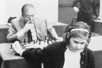 Patrocne dievcatko porazalo dospelich na ulici ked malo sedem dokazalo to naslepo madarsky zid vychoval tri svetove dievcaty jeho experiment potvrdil jednu zasadnu teorii