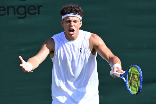 Senzacia vo Wimbledone Piaty tenista sveta nepresiel cez prve kolo Zverev sa v nom trapil