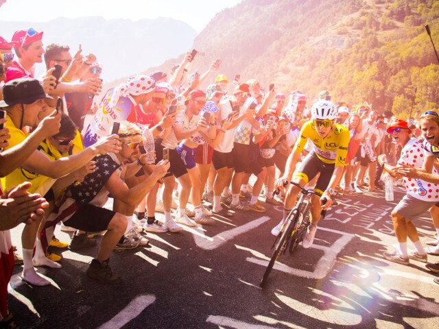 Sialene sceny na Alpe dHuez Uhnite gestikuloval zufaly Pogacar Evenepoel zuril Vedel som to