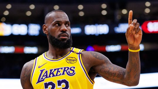 koniec po osmich rokoch hviezdny lebron james odchadza z lakers kariertu nekonci