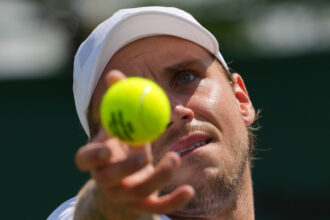 vyborne spravy z wimbledonu molcan postupil do dalsich kol
