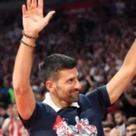 Djokoviča trafil fanúšik do hlavy, jeho pohľad i reakcia manažéra hovoria za všetko