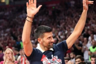Djokoviča trafil fanúšik do hlavy, jeho pohľad i reakcia manažéra hovoria za všetko