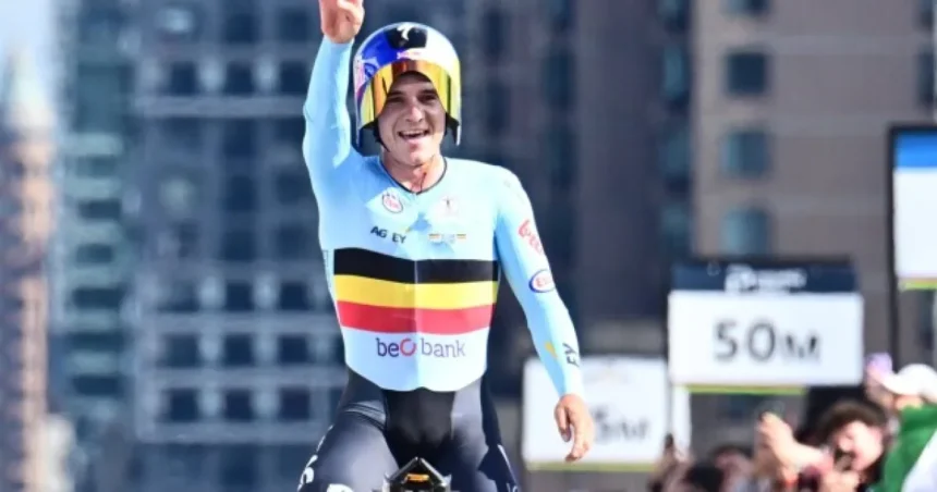 Evenepoel štvrtýkrát po sebe majstrom sveta, prepísal cyklistickú históriu