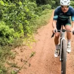 Dobrodružstvo namiesto luxusu: pilot F1 sa presúva na bicykli cez džungľu