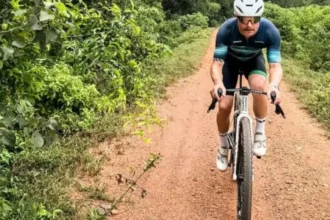 Dobrodružstvo namiesto luxusu: pilot F1 sa presúva na bicykli cez džungľu
