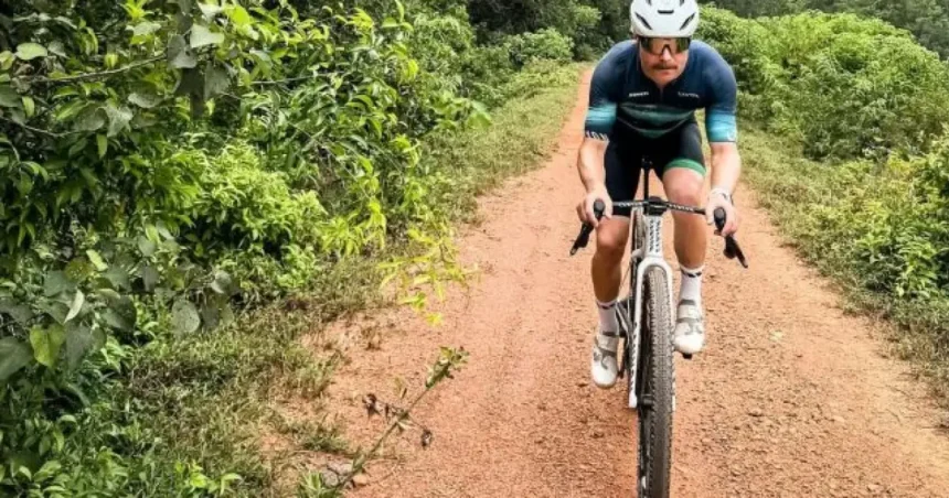 Dobrodružstvo namiesto luxusu: pilot F1 sa presúva na bicykli cez džungľu