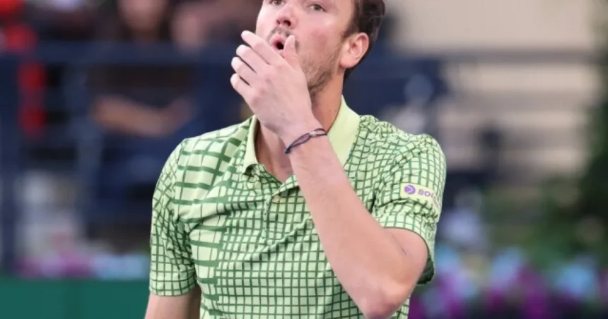 Rus Medvedev počas duelu s Djokovičom trafil diváka, rozhodca ho diskvalifikoval