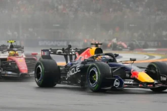 Russell vystrelil svoj monopost. Verstappen má ďalšie víťazstvo