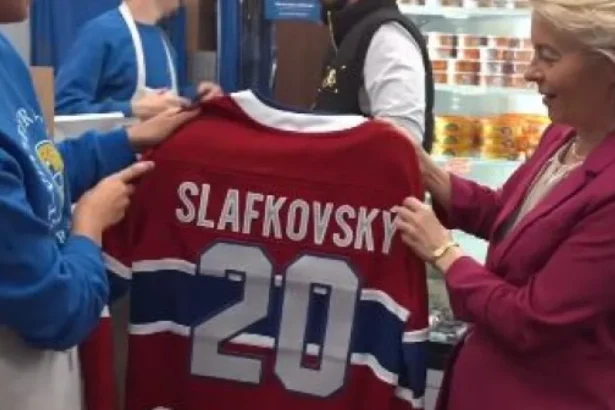 Slafkovský odovzdal von der Leyenovej netradičný dar